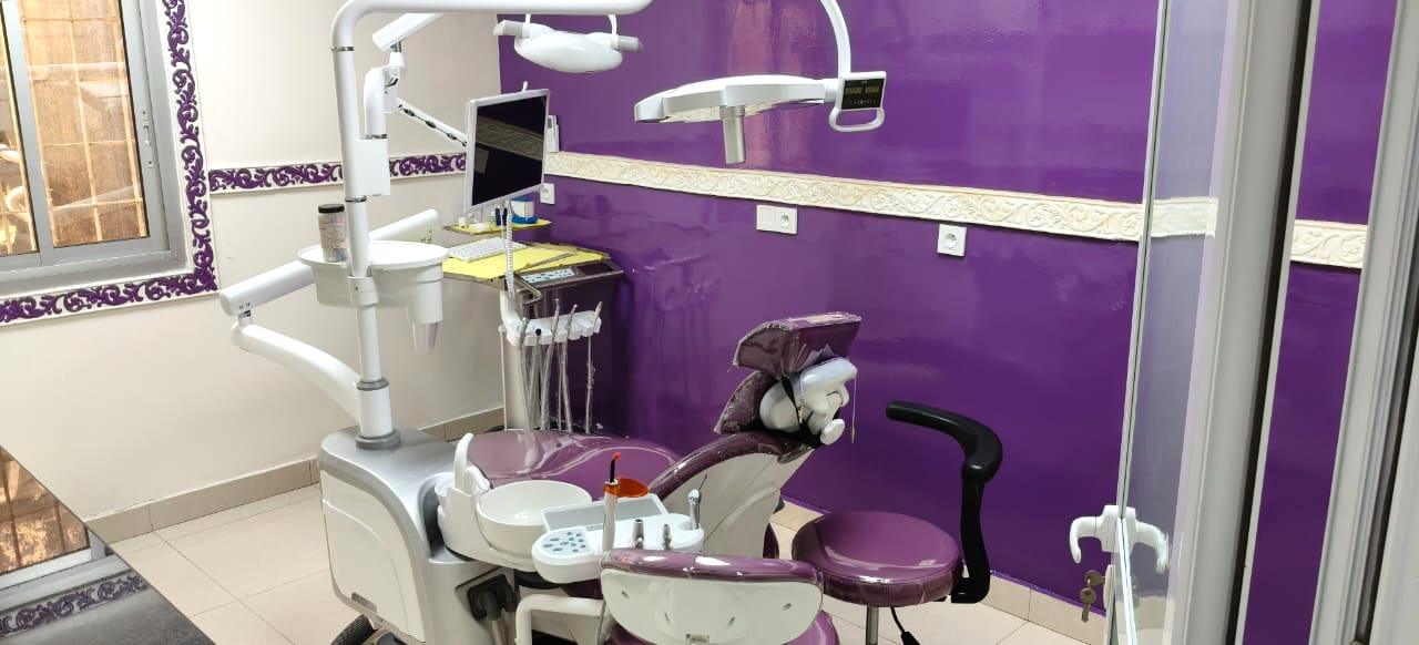 Salle de soins équipée de la clinique, prête pour une intervention