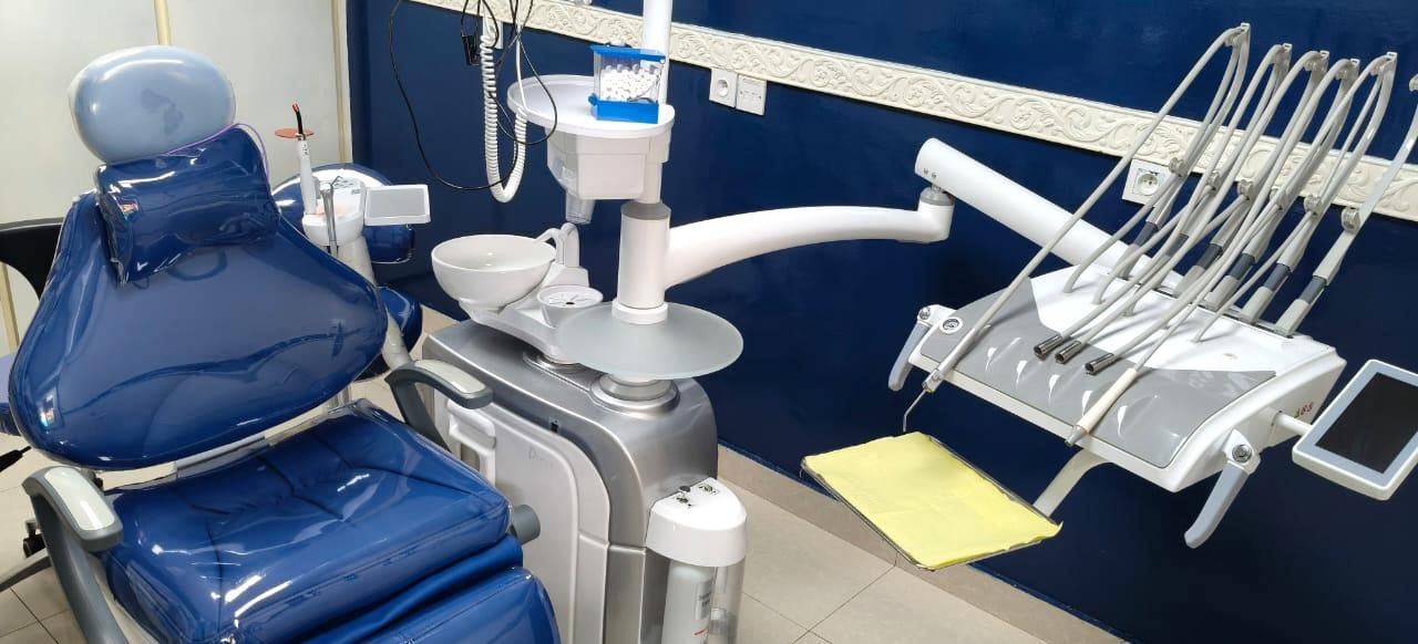 Salle de soins équipée, prête à recevoir un patient