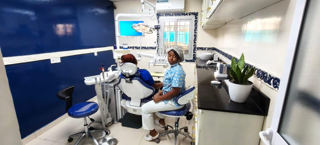 Salle de soins en activité, praticien au travail auprès d'un patient
